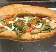 Hình ảnh Bánh mì pate trứng xúc xích đỏ truyền thống xá xíu