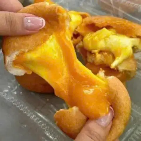 Hình ảnh Bánh Tiêu Phô Mai Trứng Chảy - Tân Kỳ Tân Quý