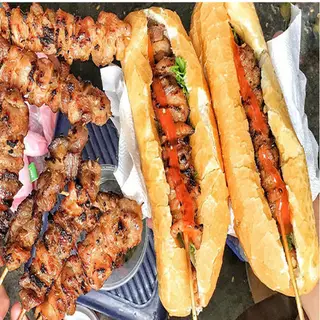 Hình ảnh Bánh mì kẹp 2 xiên