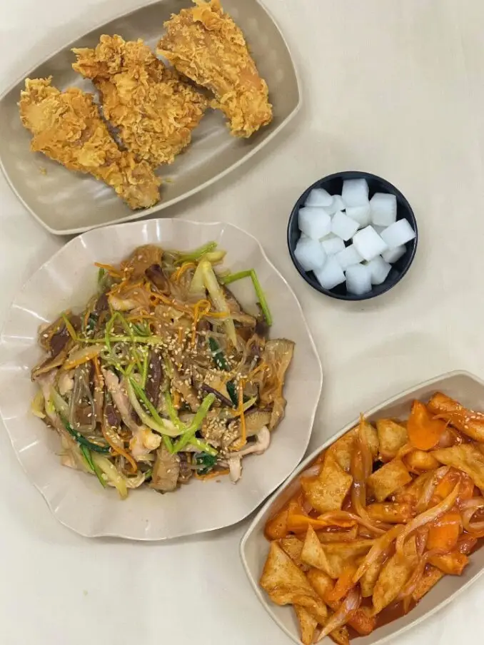 Hình ảnh Combo 6 ( 3 miếng gà giòn, tokbokki, miến trộn gà xào )