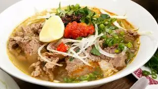 Hình ảnh Bún bò tái nạm bò viên