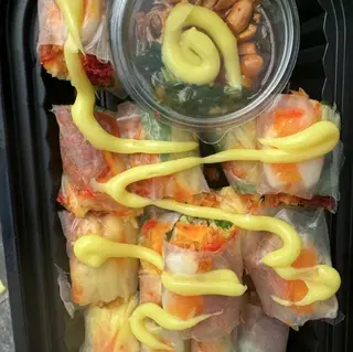 Hình ảnh Bánh tráng cuộn trứng lòng đào sốt me