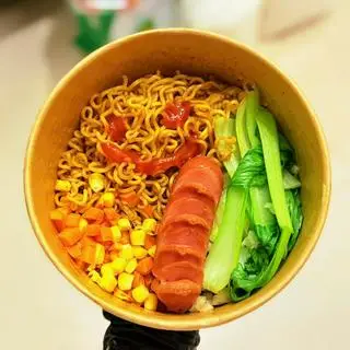 Hình ảnh Mì trộn xúc xích - tóp mỡ