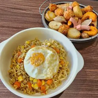 Hình ảnh Mì trộn trứng ốp viên chiên