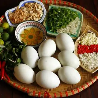 Hình ảnh 5 trứng Hột vịt lộn luộc nước dừa tươi