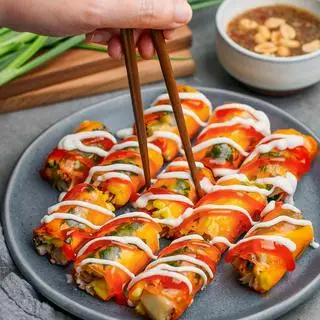 Hình ảnh Bánh tráng cuốn chấm sốt me