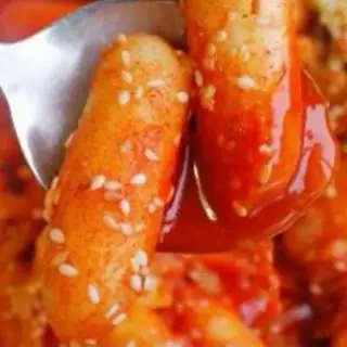 Hình ảnh Bánh gạo phô mai chả cá sốt cay