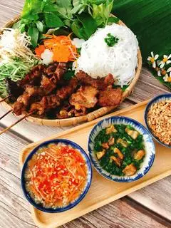 Hình ảnh Bún trộn thịt xiên nướng
