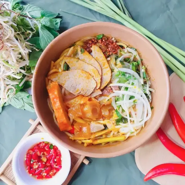 Hình ảnh Bún bò tái chả gân