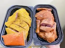 Hình ảnh Nửa con gà ủ muối - nửa con gà hun khói