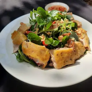 Hình ảnh Gà chặt nửa con - gỏi