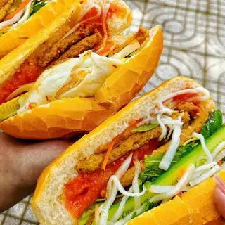 Hình ảnh Bánh mì chả cá - trứng ốp la