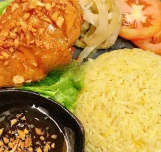 Hình ảnh Cơm đảo gà chiên mắm tỏi