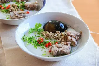 Hình ảnh Cháo sườn non thịt bằm - 2 trứng cút bách thảo