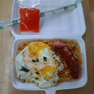 Hình ảnh Mì trộn khô 1 vắt 1 xúc xích 1 trứng