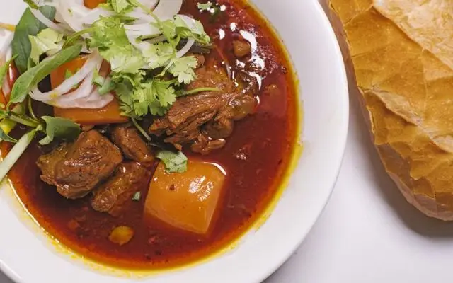 Hình ảnh Bò kho + bánh mì
