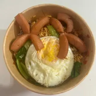 Hình ảnh Mì trộn indomi xúc xích - trứng