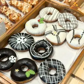 Hình ảnh Donut nhúng chocolate đen