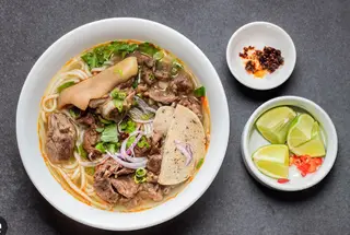 Hình ảnh Bún bò đầy đủ ( Tái + Nạm + Chả + Gân)