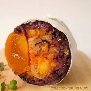 Hình ảnh Cơm Cuộn trứng muối