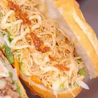 Hình ảnh Bánh mì nóng giòn gà xé
