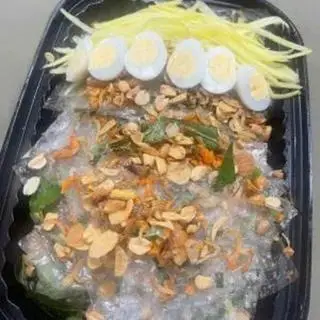 Hình ảnh Bánh tráng vuông mỏng trộn thập cẩm 3 trứng cút