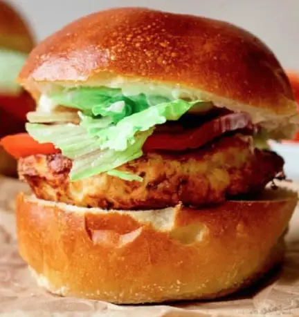 Hình ảnh Hamburger gà xúc xích