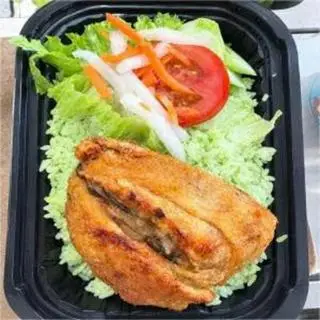 Hình ảnh Cơm gà lá dứa - má đùi sốt xí muội kèm canh