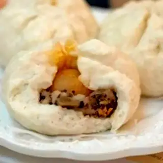 Hình ảnh Bánh bao nhân thịt trứng muối