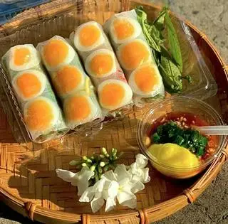 Hình ảnh Bánh tráng cuốn trứng lòng đào
