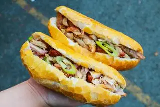 Hình ảnh Kết hợp bánh mì - heo nướng - gà nướng
