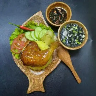 Hình ảnh Cơm gà xối mỡ má đùi