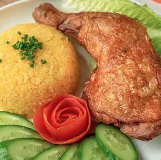 Hình ảnh Cơm đùi gà xối mỡ nhỏ