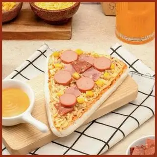 Hình ảnh Pizza tam giác xúc xích phô mai