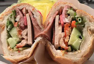 Hình ảnh Bánh mì đặc biệt chả +thịt nguội + trứng 