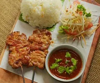 Hình ảnh Thịt nướng cuốn chấm sốt me