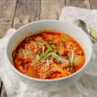 Hình ảnh Mì kim chi xúc xích