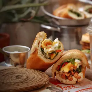 Hình ảnh Bánh mì chả trứng