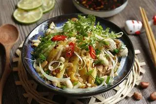 Hình ảnh Bún trộn đùi gà