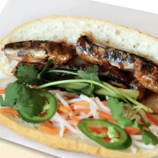 Hình ảnh Bánh mì cá hộp