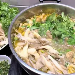 Hình ảnh Lẩu gà lá é lớn