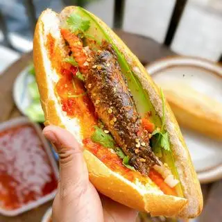 Hình ảnh Bánh mì cá hộp