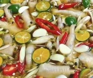 Hình ảnh Chân gà rút xương ngâm sả tắc