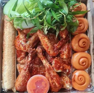 Hình ảnh Gà quay - bánh bao cơm lam