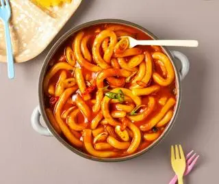 Hình ảnh Bánh gạo cay với mì sợi to