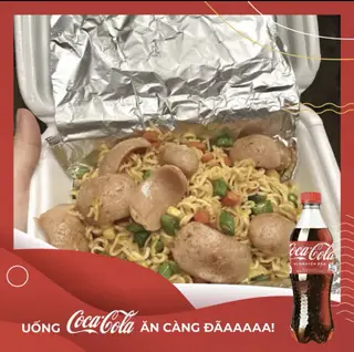 Hình ảnh Mỳ xào xúc xích đặc biệt - Coca