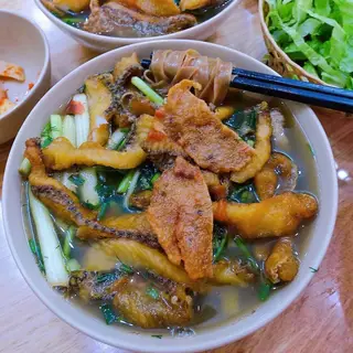 Hình ảnh Bánh đa đỏ cá giòn