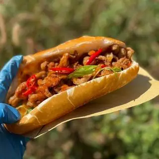Hình ảnh Bánh mì nhiều chả cá
