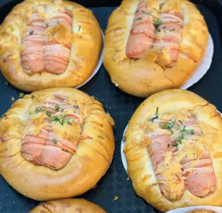 Hình ảnh Bánh mỳ xúc xích chà bông