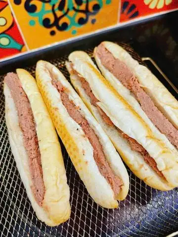 Hình ảnh Bánh mì que pate Hải Phòng